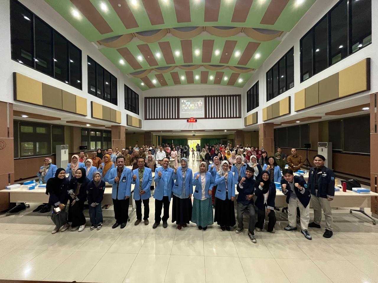 Sosialisasi Sistem Pembelajaran dan Sarasehan kepada Orang Tua Mahasiswa baru Sosialisasi Sistem Pembelajaran dan Sarasehan kepada Orang Tua Mahasiswa baru